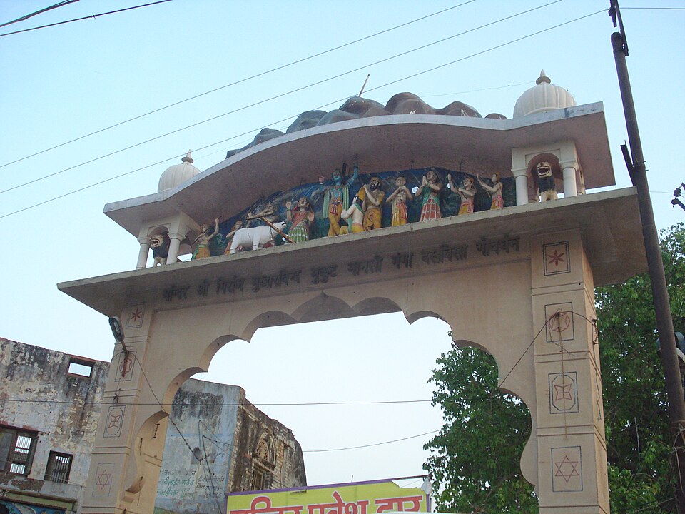 Mansi Ganga gate on the Govardhan parikrama, with Krishna lifting the hill